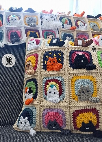 Beden çeşitli Renk 16 Kedi Motifli Örgü Kırlent Kılıfı - 2 Farklı Renk Seçeneği