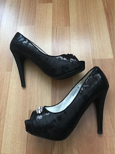 Siyah Payetli Topuklu Ayakkabı