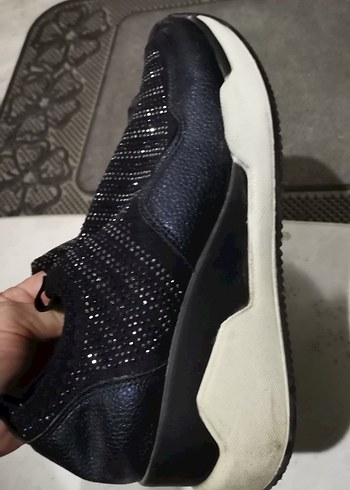 Simli Siyah Yılan Desenli Dolgu Topuk Spor Ayakkabı - Görsel 2