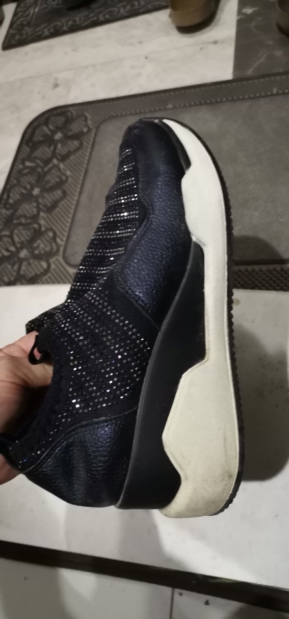 Simli Siyah Yılan Desenli Dolgu Topuk Spor Ayakkabı - Görsel 2