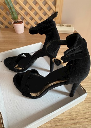 Siyah Kadife Tokalı İnce Topuklu Kadın Ayakkabı - Görsel 2