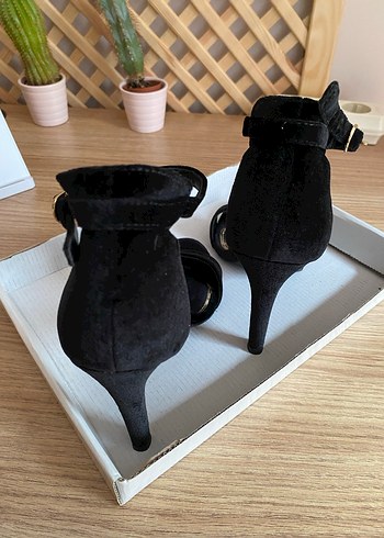 Siyah Kadife Tokalı İnce Topuklu Kadın Ayakkabı - Görsel 3