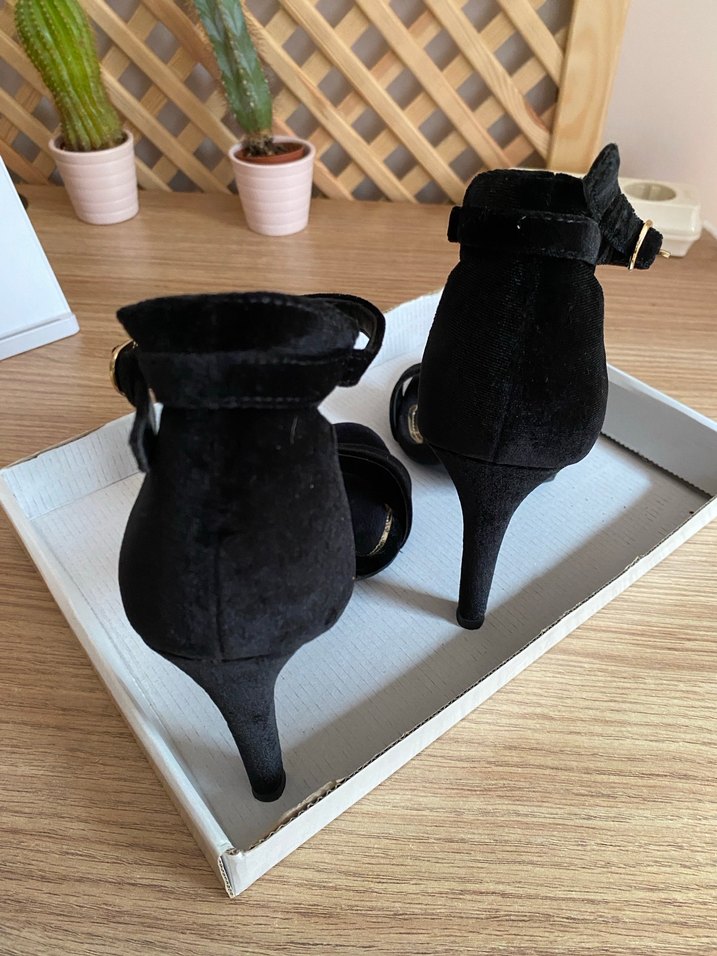 Siyah Kadife Tokalı İnce Topuklu Kadın Ayakkabı - Görsel 3