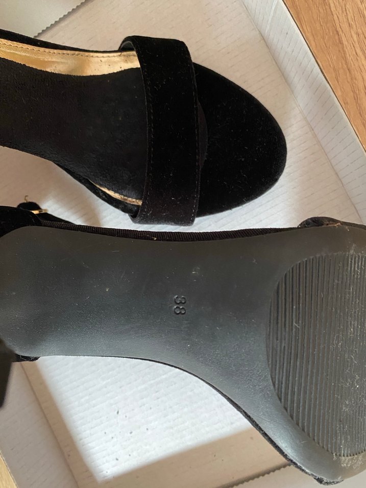 Siyah Kadife Tokalı İnce Topuklu Kadın Ayakkabı - Görsel 4