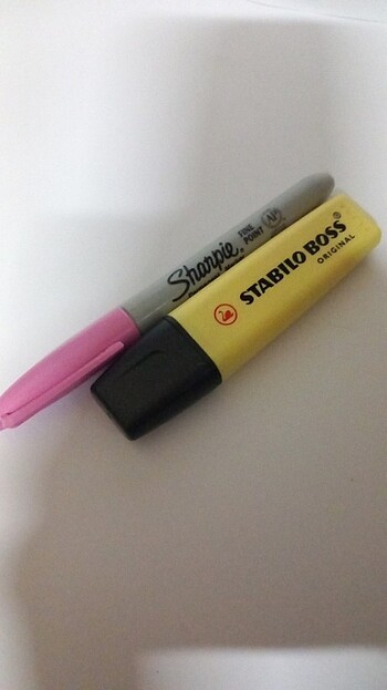 Sharpie marker pembe+stabilo boss sarı kalem