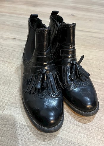 39 Beden Siyah Deri Goth Tarzı Tokalı Kadın Bot