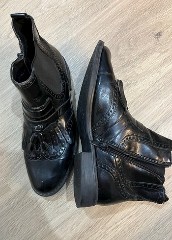 Siyah Deri Goth Tarzı Tokalı Kadın Bot