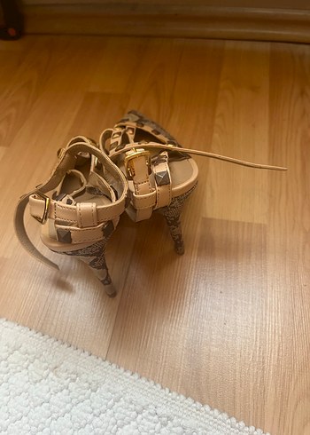 Valentino benzeri Bej Yılan Desenli Tokalı Topuklu Ayakkabı - Görsel 3