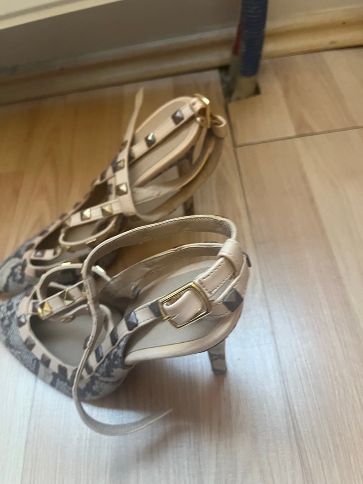 Valentino benzeri Bej Yılan Desenli Tokalı Topuklu Ayakkabı - Görsel 2