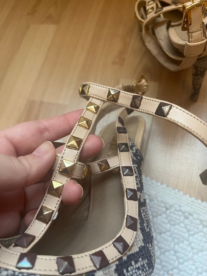 Valentino benzeri Bej Yılan Desenli Tokalı Topuklu Ayakkabı - Görsel 4