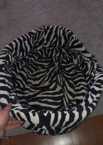 Gri Zebra Desenli Kedi Yatağı - Görsel 2