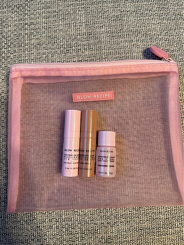 Glow Recipe makyaj çantası mini set