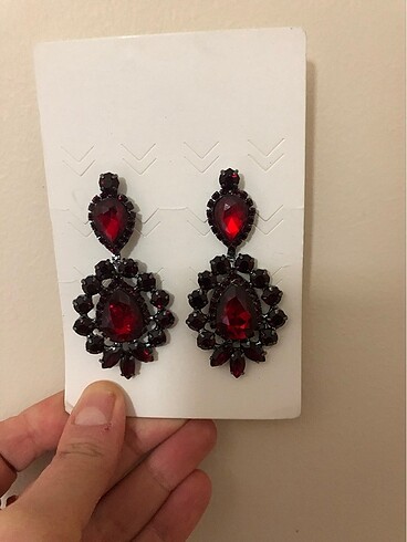 Bordo taşlı küpe