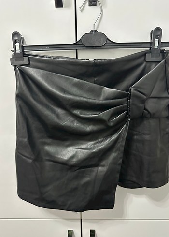Kemer Detaylı Siyah Deri Mini Şortlu etek - Görsel 7