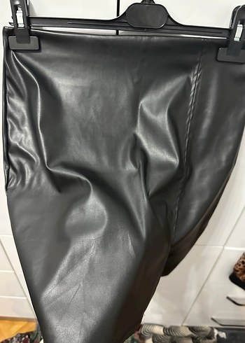 Kemer Detaylı Siyah Deri Mini Şortlu etek - Görsel 3