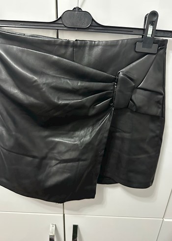 Kemer Detaylı Siyah Deri Mini Şortlu etek - Görsel 4