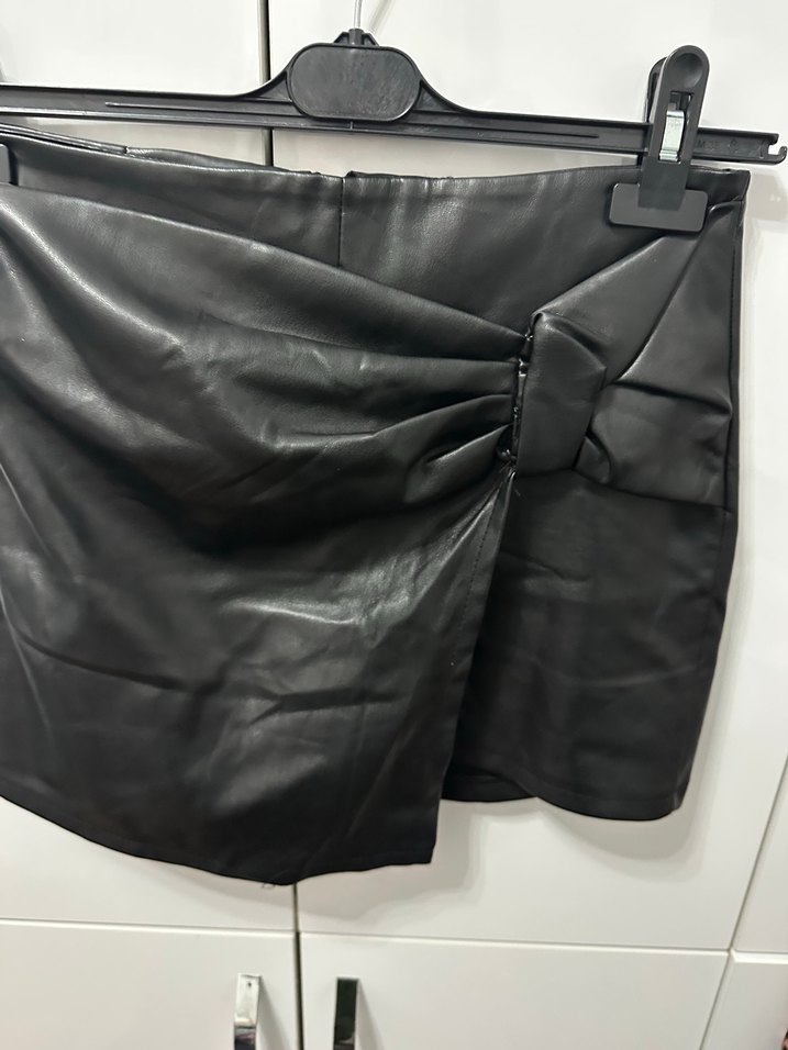 Kemer Detaylı Siyah Deri Mini Şortlu etek - Görsel 4