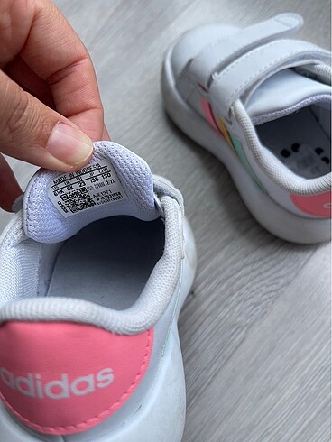 23 Beden beyaz Renk Adidas kız çocuk ayakkabısı