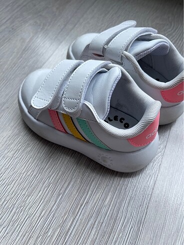 23 Beden Adidas kız çocuk ayakkabısı