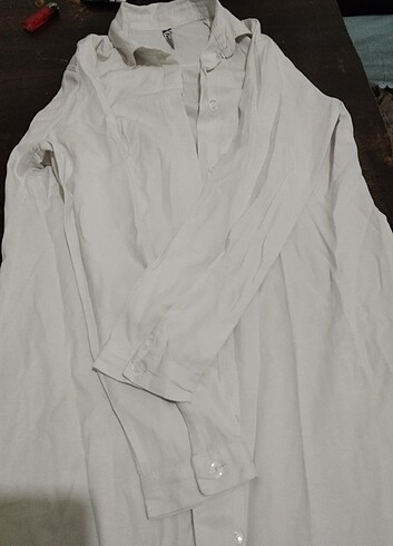 Uzun beyaz gömlek