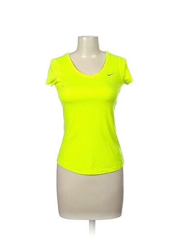 Nike T-shirt %70 İndirimli.