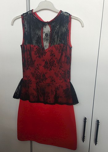 Dantel Detaylı Kırmızı Gotik Midi Elbise