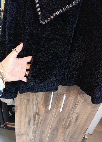 Nakış Detaylı Siyah Kısa Kürk Ceket - Görsel 3