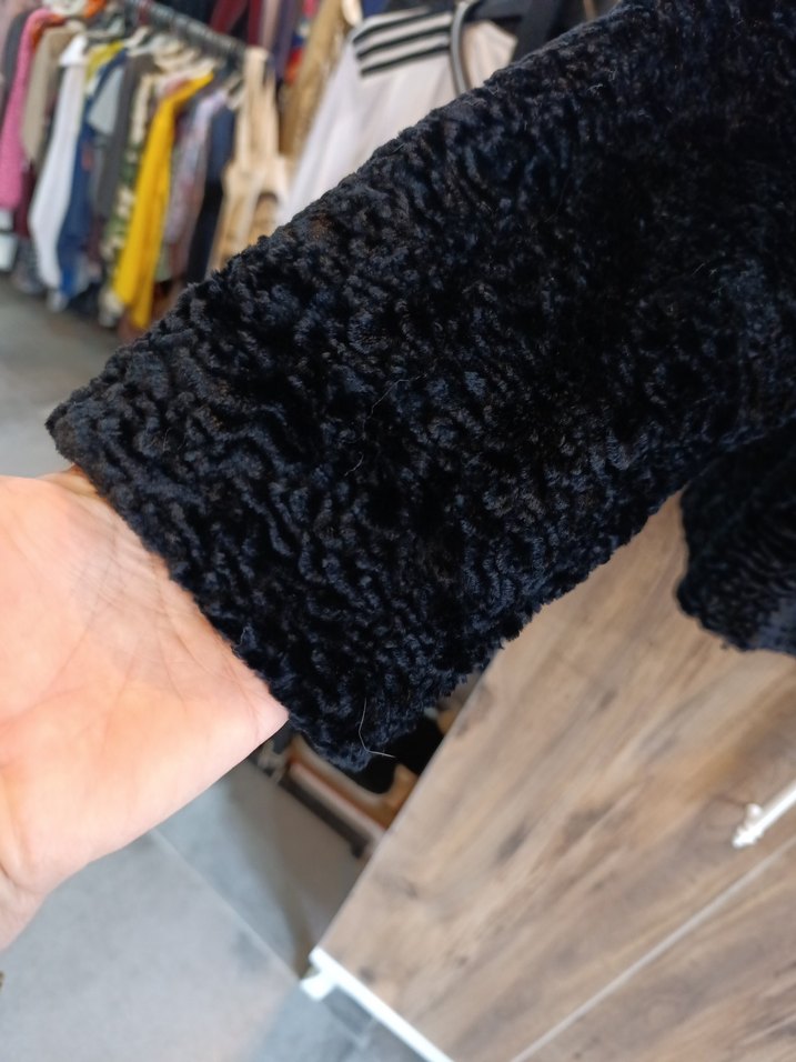 Nakış Detaylı Siyah Kısa Kürk Ceket - Görsel 2