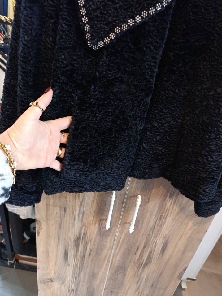 Nakış Detaylı Siyah Kısa Kürk Ceket - Görsel 3