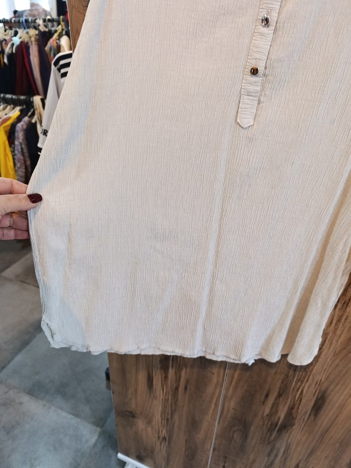 Düğmeli V Yaka Bej Keten Kadın Gömlek - Görsel 3