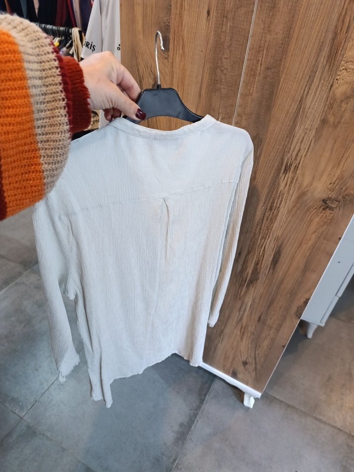 Düğmeli V Yaka Bej Keten Kadın Gömlek - Görsel 2