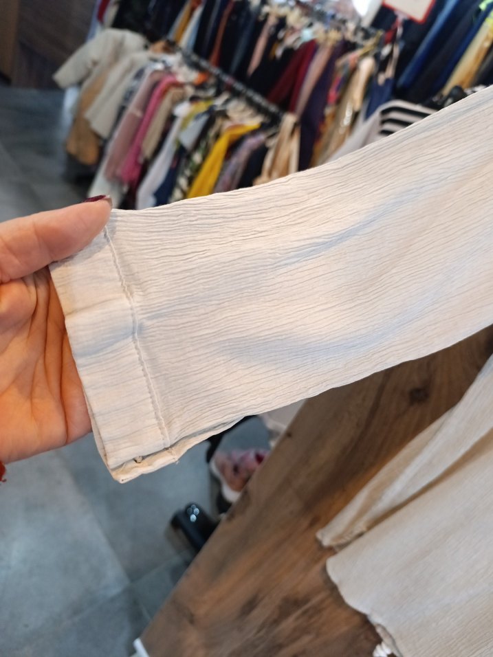 Düğmeli V Yaka Bej Keten Kadın Gömlek - Görsel 4