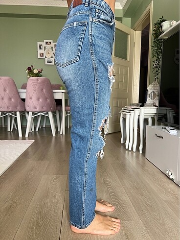 s Beden Yırtık detayları olan kot pantolon