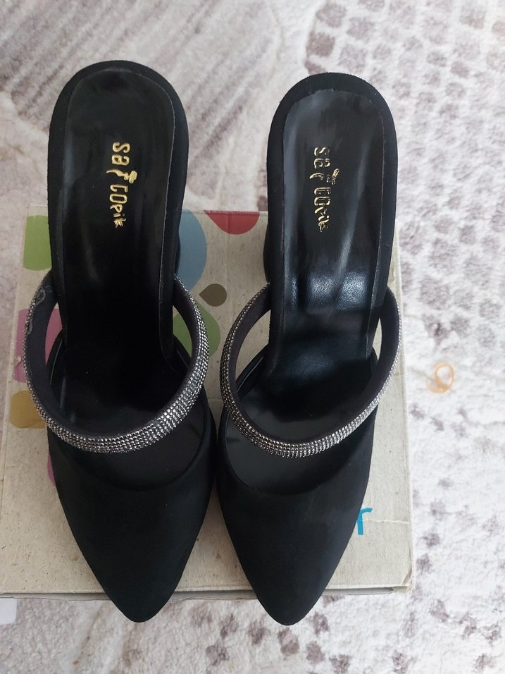 Siyah Parlak Tokalı Topuklu Kadın Ayakkabı - Görsel 2