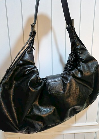 Zara Siyah Deri Kemerli Gotik Kadın Çanta