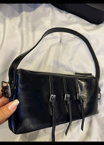 Bershka Bershka önü kemerli siyah çanta
