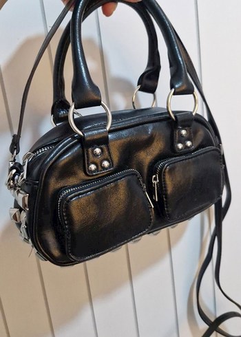 Bershka Kemer Tokalı Siyah Gotik Deri Kadın Çanta