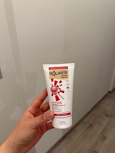 Solante acnes tinted SPF 50