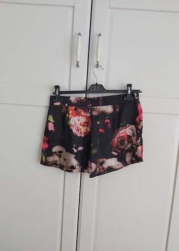 Çiçek Desenli Saten Mini Şort - Görsel 2