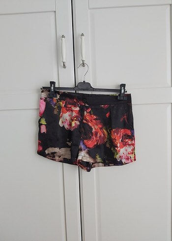 Çiçek Desenli Saten Mini Şort - Görsel 4