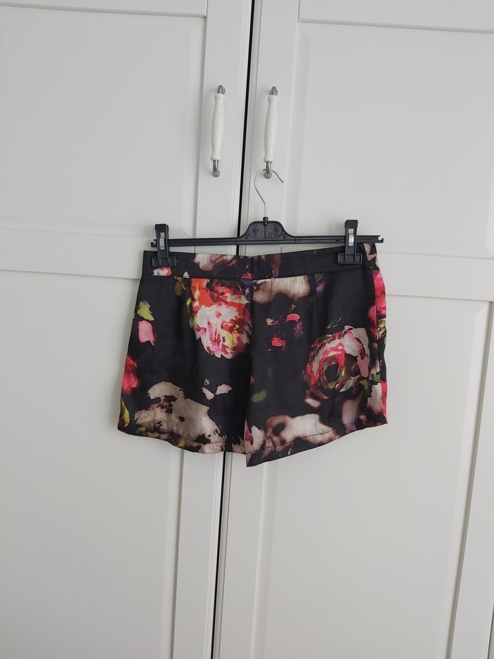 Çiçek Desenli Saten Mini Şort - Görsel 2