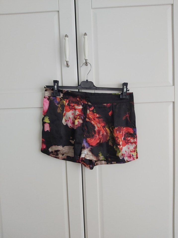 Çiçek Desenli Saten Mini Şort - Görsel 4