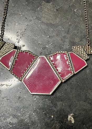 Pembe Desenli Zincir Detaylı Kolye