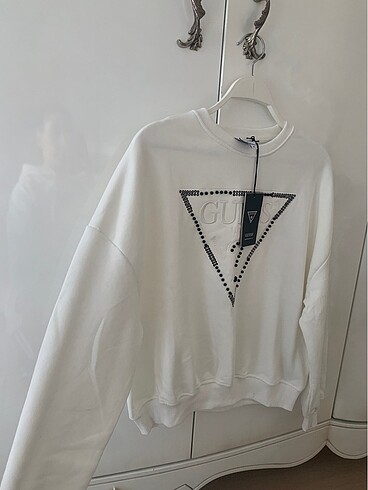 Guess sweatshirt