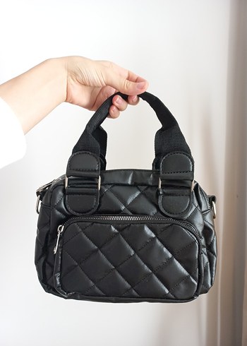 Zara Siyah Deri Kapitone Tokalı Kadın Çanta