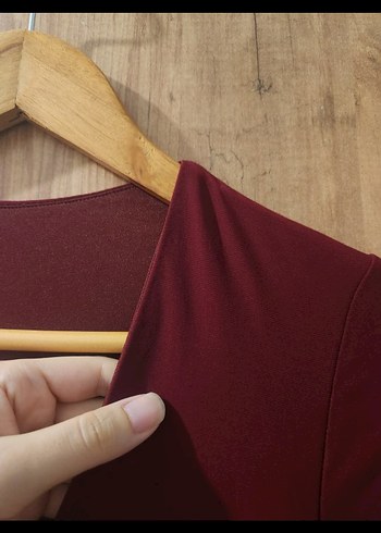 asimetrik kesim bordo abiye elbise - Görsel 3