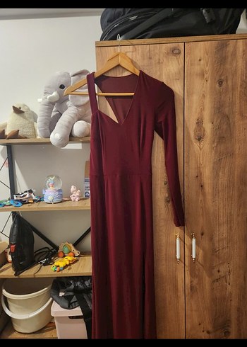 asimetrik kesim bordo abiye elbise - Görsel 4