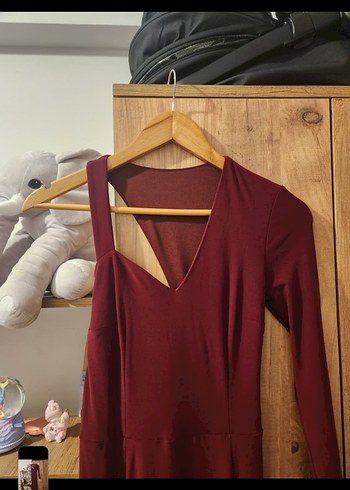 asimetrik kesim bordo abiye elbise - Görsel 2