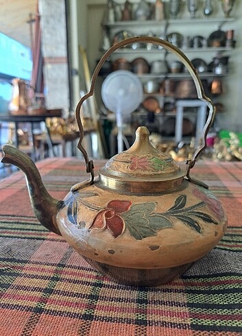 Pirinç bir demlik mine işçilikli 