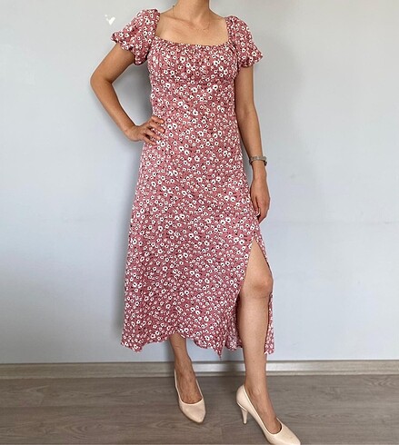 pembe yırtmaçlı elbise